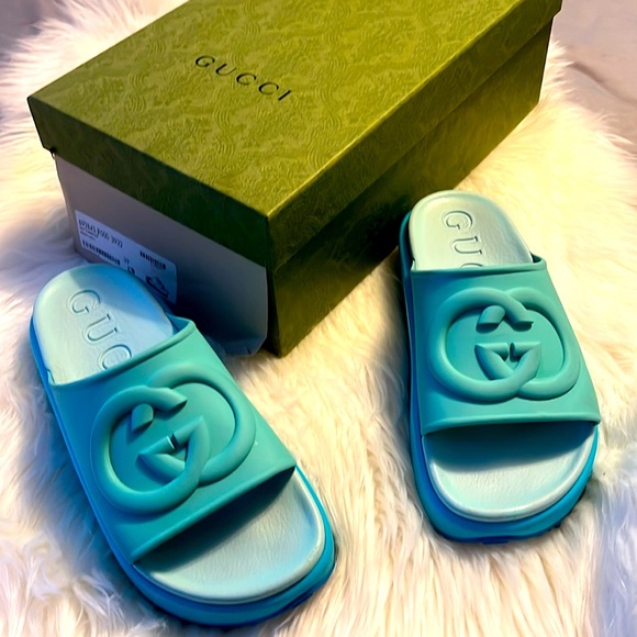 '90s, rubber adds a retro note to the latest collections. - Picture 1 of 4